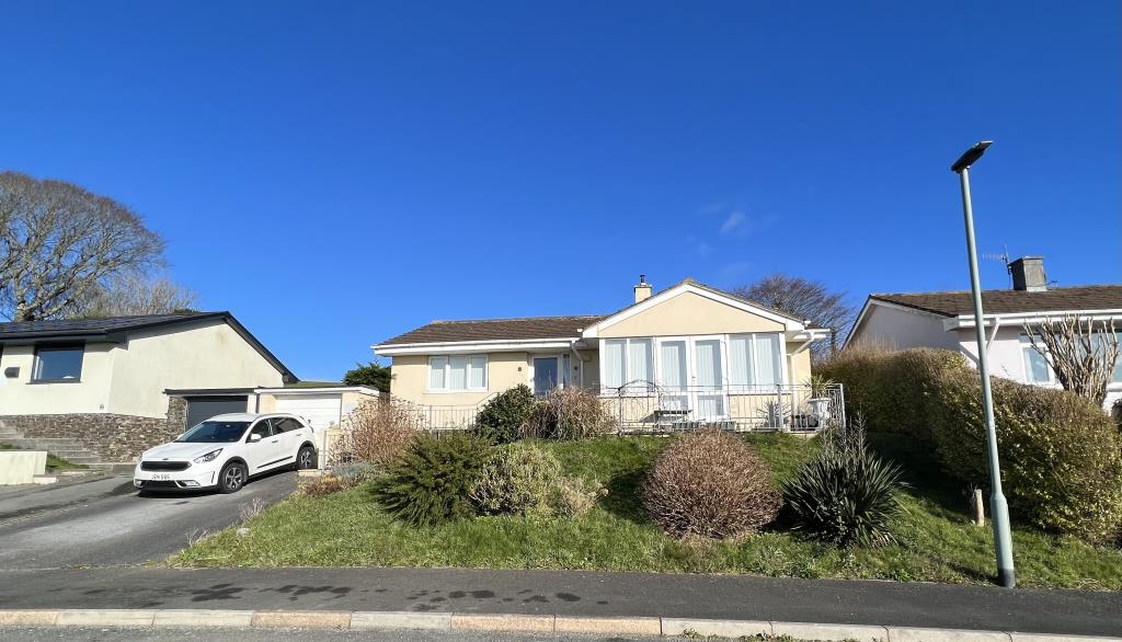 Lot: 115 - BUNGALOW FOR UPDATING WITH SPECTACULAR VIEWS - General exterior photo of front of building